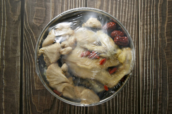 鐵鍋十全猴菇雞湯